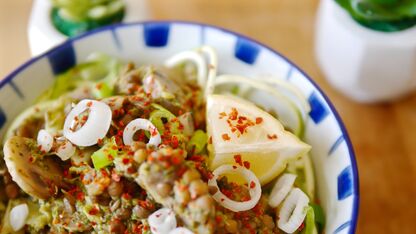 Recept: Spicy zoodles met linzen en champignons