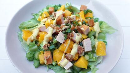 Salade met gerookte kipfilet en mango