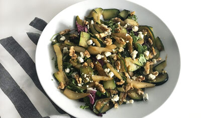 Recept: Lauwwarme salade met courgette, peer en blauwe kaas