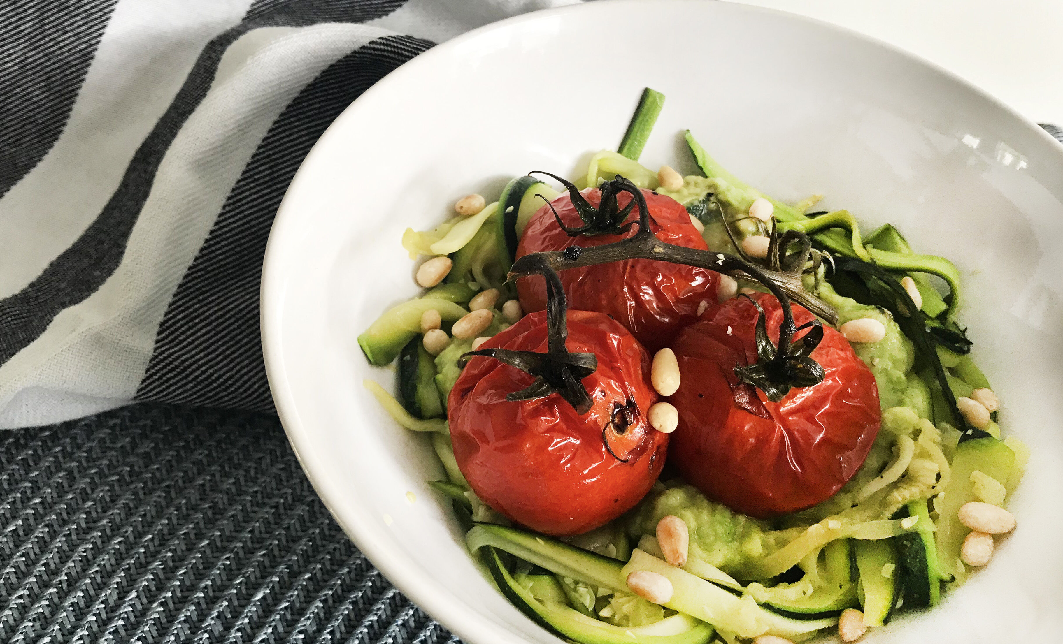 Snel en gezond recept: Courgetti met gegrilde tomaatjes en avocadosaus