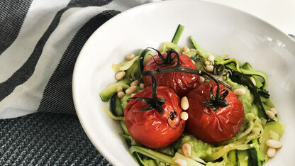 Snel en gezond recept: Courgetti met gegrilde tomaatjes en avocadosaus