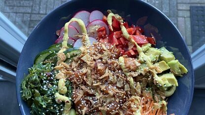 RECEPT: Voedzame pokébowl met zalm en veel groenten