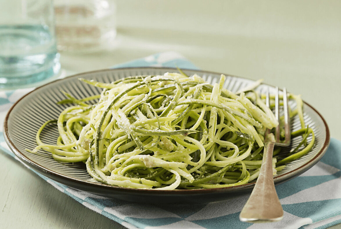 Recept: courgette spaghetti met kip in tomatensaus en cashewnoten