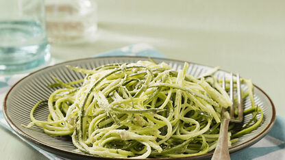 Recept: courgette spaghetti met kip in tomatensaus en cashewnoten
