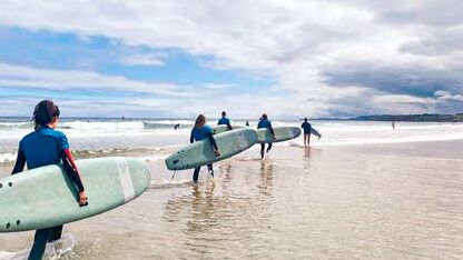 Sharing the stoke! Ivana ging op surfkamp in Spanje