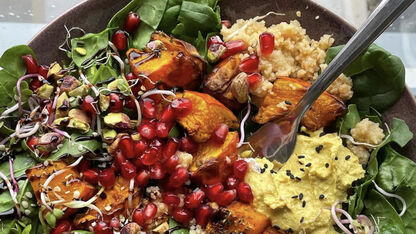 RECEPT: Kikkererwten couscous met geroosterde pompoen & hummus