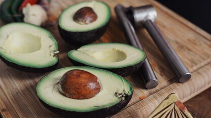 RECEPT: gevulde avocado's met zalm