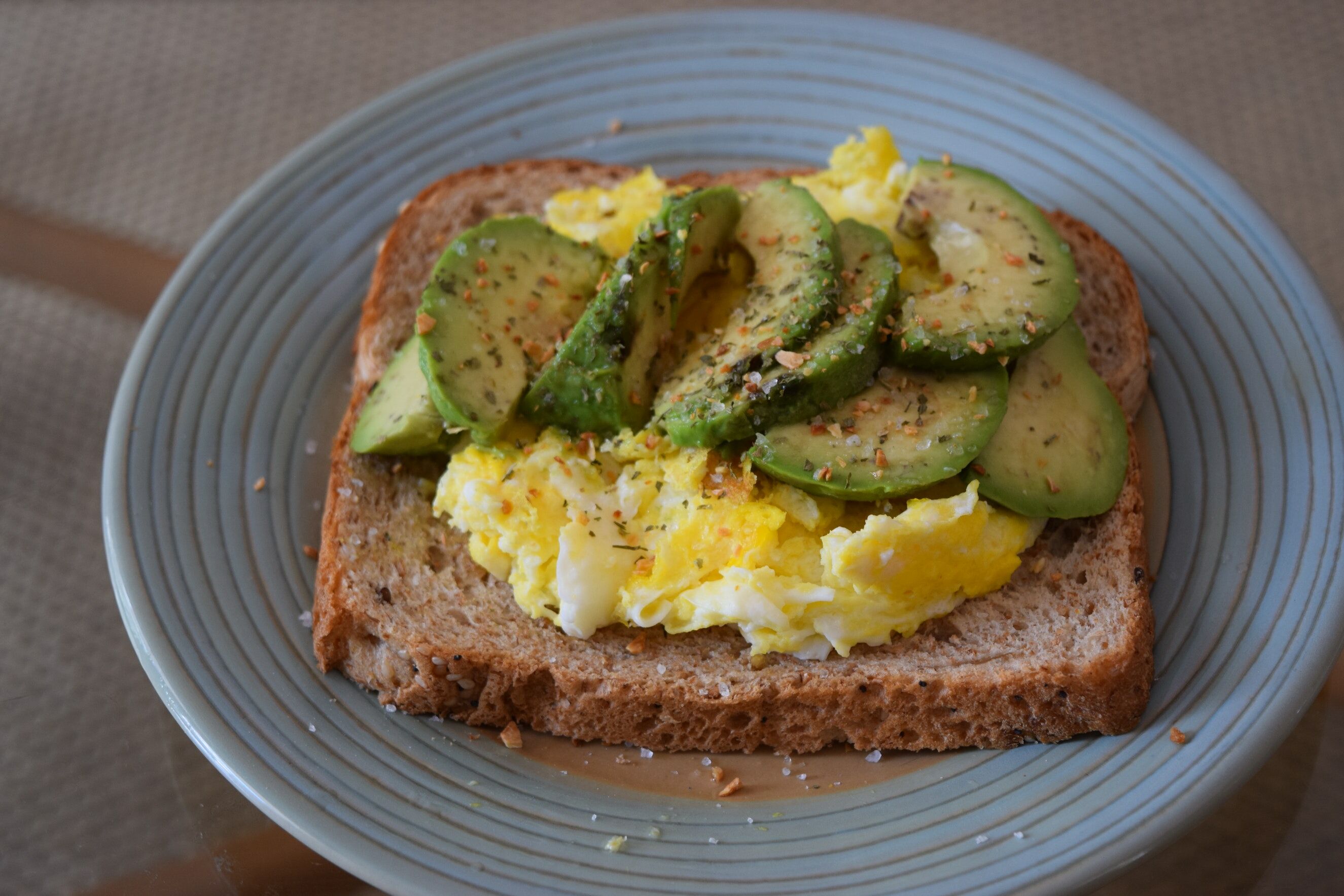 RECEPT: avocado toast met scrambled eggs