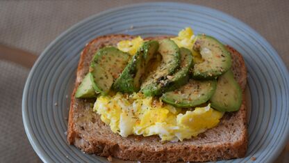 RECEPT: avocado toast met scrambled eggs
