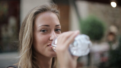 Helpt water drinken tegen een droge huid?
