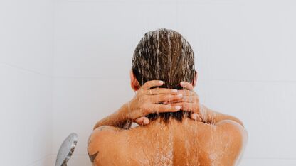 Zo helpt een warme douche gevoelens van stress te verminderen