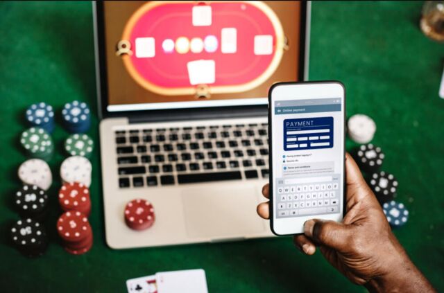 Man betaalt online casino met zijn telefoon