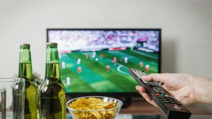 Voedingsdeskundige over gezondheidsdip bij voetbalfans: spanning, snacks en samen kijken