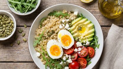 Recept: Quinoa bowl met avocado en ei