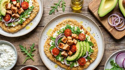 Recept: Cottage cheese flatbread met kip en avocado