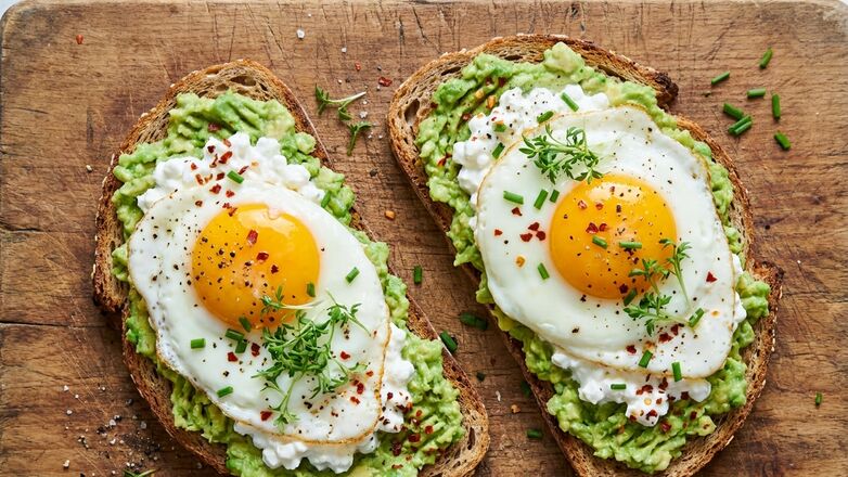 Recept: Avocado toast met cottage cheese en ei