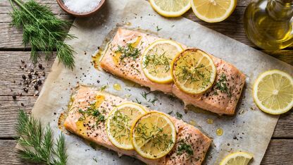 Recept: Zalm uit de oven met citroen en dille