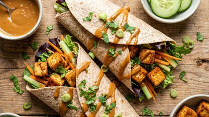 Recept: Wrap met crispy tofu en pindasaus