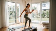 De leukste en meest effectieve oefeningen die je gewoon thuis kunt doen met een aerobic step