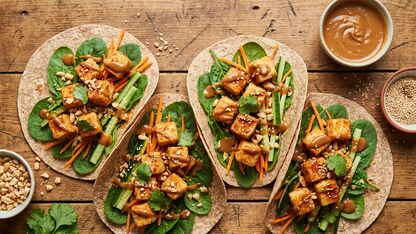 Recept: Wrap met crispy tofu en pindasaus