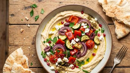 Recept: Loaded hummus bowl met geroosterde groenten