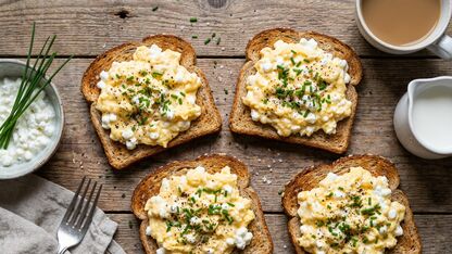Recept: Cottage cheese scrambled eggs op toast