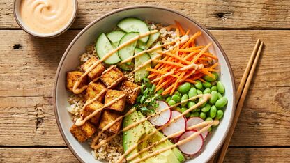 Recept: Poké bowl met tofu en sriracha mayo