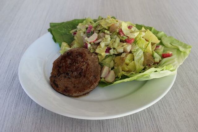 aardappelsalade met hamburger