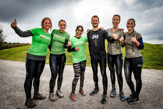 BIDDINGHUIZEN - Herbalife heeft de stormbaan van Flevonice bestormt. De dames gingen vol 100 procent erin. FOTO LEVIN &amp; PAULA PHOTOGRAPHY VOF