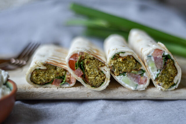 Hoe maak ik vegetarische wraps met falafel?