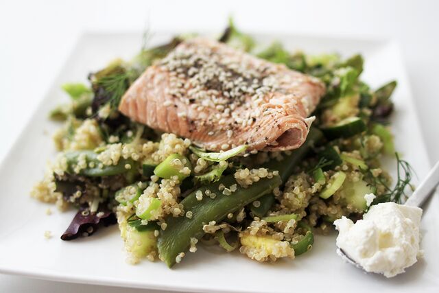 Ben je op zoek naar een salade met avocado en zalm?