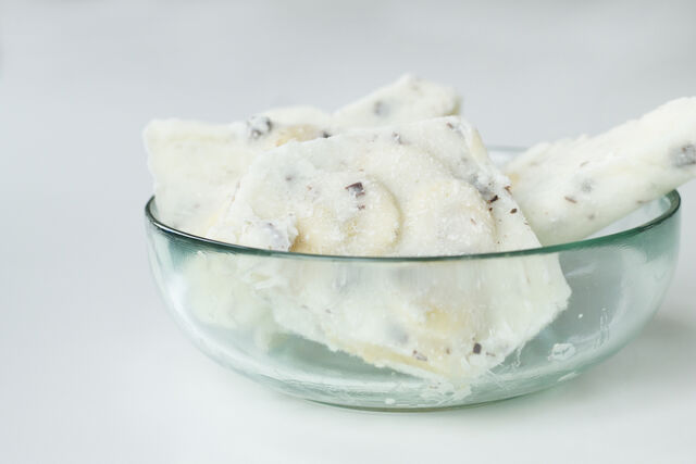 Zo maak je frozen yoghurt bars met chocolade en banaan
