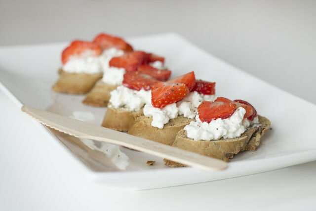 Zo maak jij heerlijke bruschetta met aardbei en cottagecheese