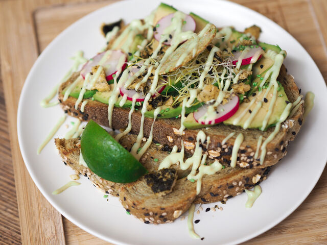 Dit is een speciale avocado toast met match in verwerkt