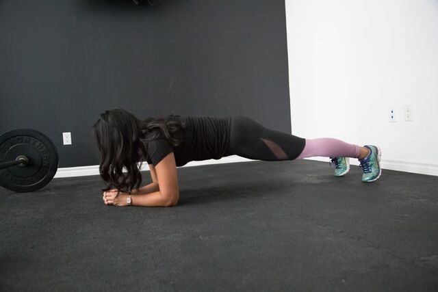 vrouw plank oefeningen